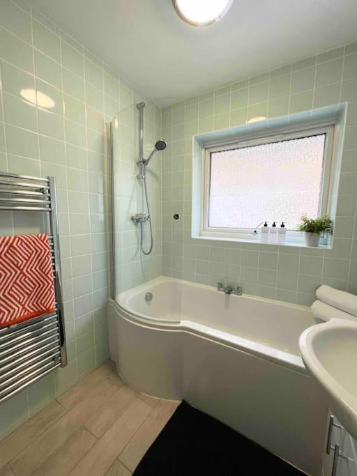 Windsor Gate Retreat: Central 2-Bed with Parking Exterior photo