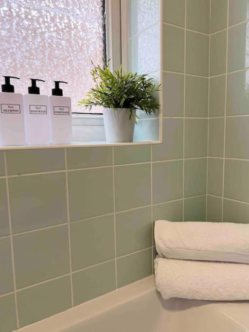 Windsor Gate Retreat: Central 2-Bed with Parking Exterior photo