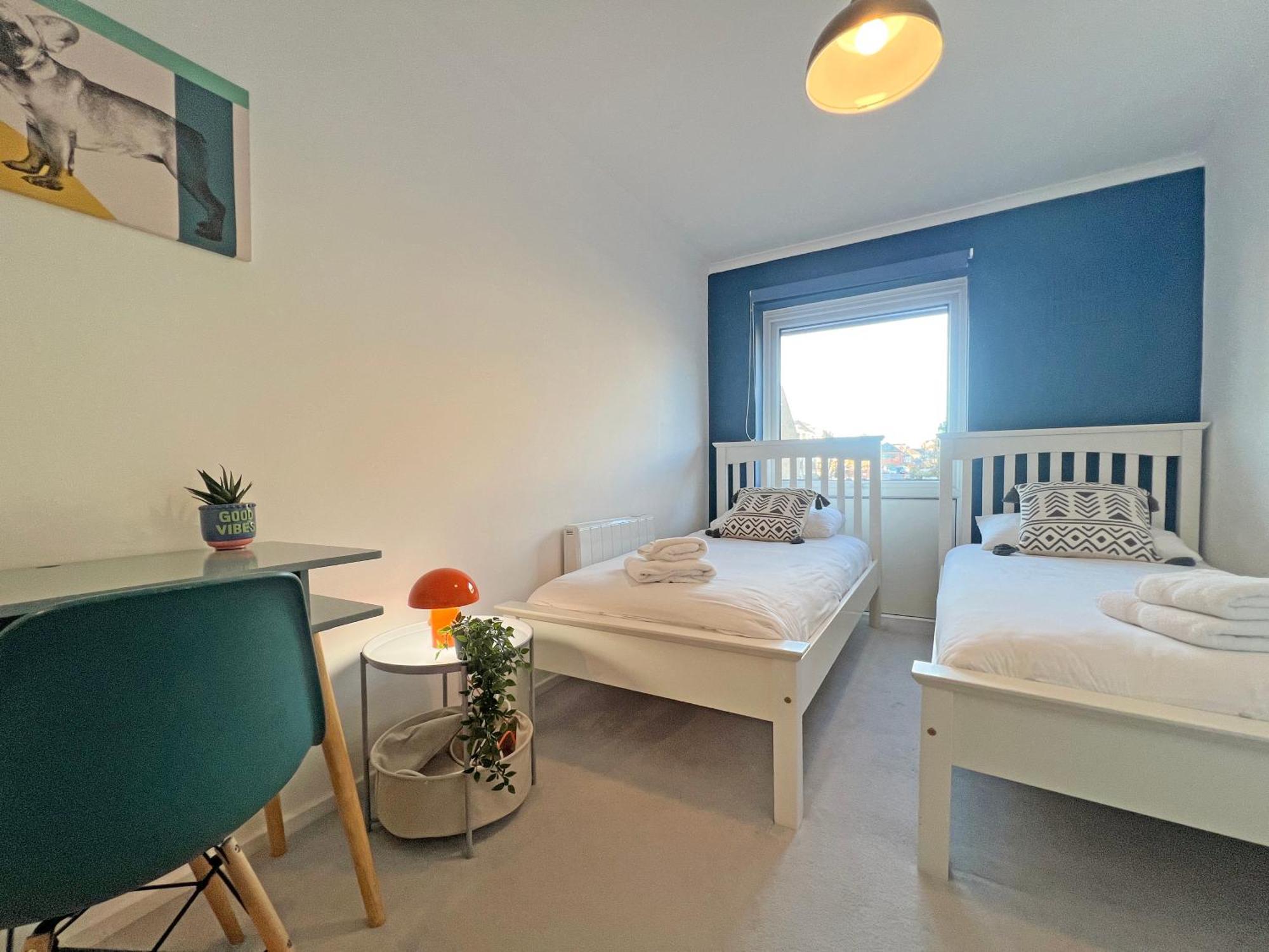 Windsor Gate Retreat: Central 2-Bed with Parking Exterior photo